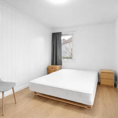 Family-friendly Accommodation, 5 Bedrooms, 克里斯蒂安桑